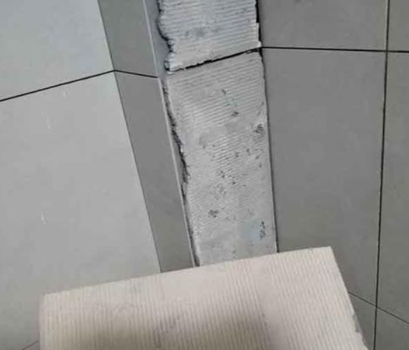 德保瓷砖空鼓维修公司分享下厨房瓷砖脱落的补救措施。